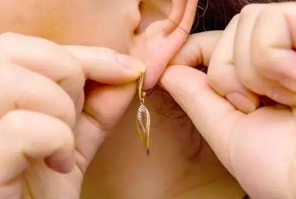 你还在戴黄金耳环吗？快摘下来吧，别再错了，快告诉家人 耳环 公司新闻  第4张